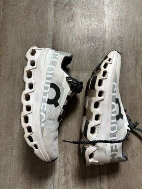 On cloud Cloudmonster size 9 woman’s